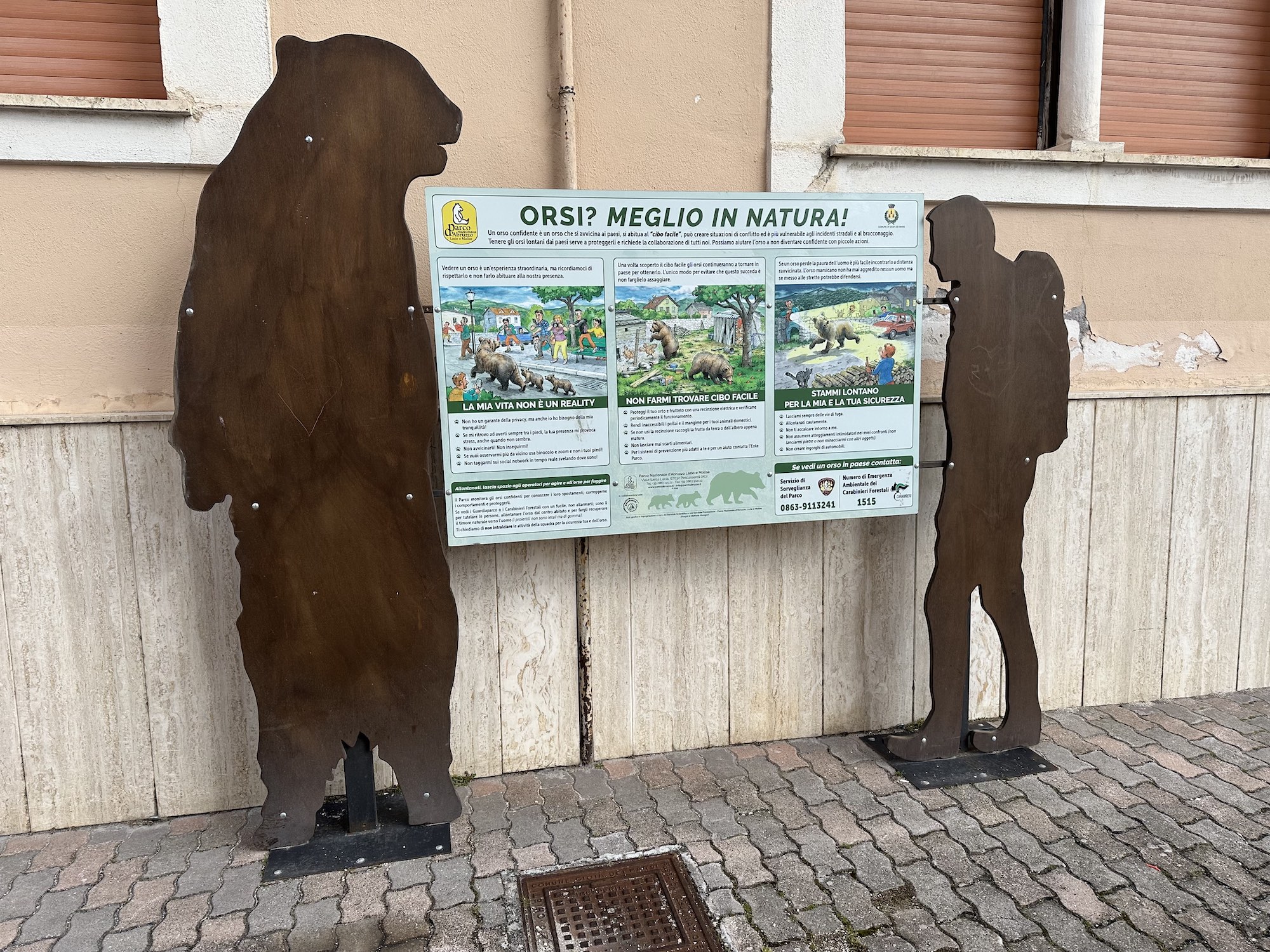 In all villages in and adjacent to the Parco Nazionale d’Abruzzo Lazio e Molise these information boards are to be found – as here in Gioia dei Marsi. Yes, there are Marsican bears in and around the park. Yes, you could stumble into them in the street, your orchard or while driving at night. No, you should not be afraid and at the same time you should not stop to watch them and for sure you should not feed or chase them. References to more information and who to call ‘in case of’ are given as well.